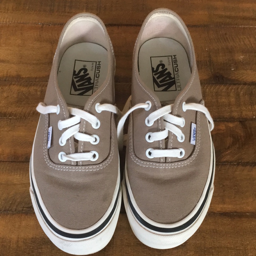 Grey vans off the wall. Size women’s 7